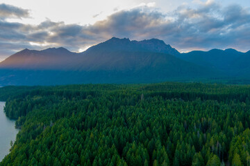 Obraz premium The Olympic Mountains at sunset 