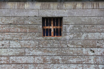 鉄格子のついた小窓が開けられている石壁