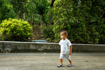 海辺の街の神社の近くで遊んでいる男の子。