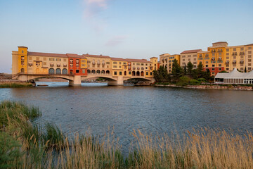 Obraz premium Sunset view of the lake landscape of Lake Las Vegas