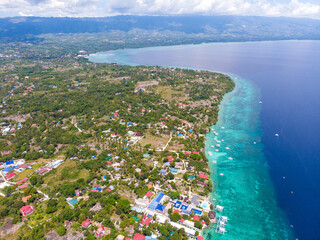 Fototapeta na wymiar フィリピン、セブ島の南西部にあるモアルボアルの町をドローンで空から撮影した空撮写真 Scenery of diving in Moalboal, southwest of Cebu Island, Philippines.