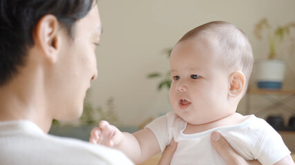 赤ちゃんと遊ぶパパ　イクメンイメージ