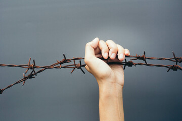 The victim's hand gripped the barbed wire. The concept of prevention of violence, illegal acts.