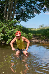 Cycliste dans l'eau