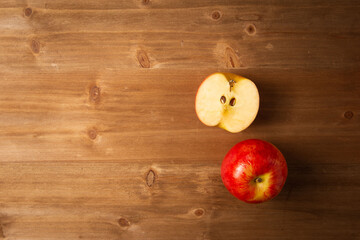 りんごが複数。ナチュラル・オーガニックな雰囲気。木目・コピースペース有り。