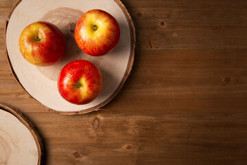 りんごが複数。ナチュラル・オーガニックな雰囲気。木目・コピースペース有り。