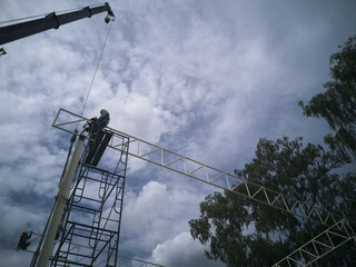Setting trusses with crane, Working at height, Work from temporary or movable platforms, Safety for working at height, worker is working on trusses