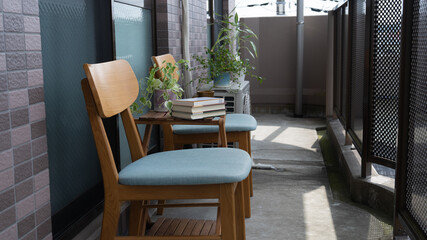 バルコニーで読書。日本のマンションのベランダ。椅子とテーブルと本。