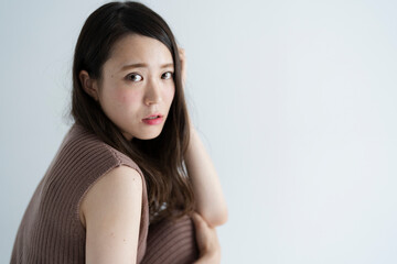 カジュアルファッションでリラックスする女性