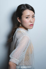 カジュアルファッションの女性