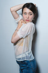 カジュアルファッションの女性