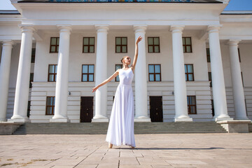 Obraz premium young ballerina dancing in the street