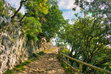 Camino para senderismo en la ruta de Los Faros en la villa de Santoña, Cantabria, España
