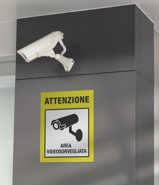 Cartello area videosorvegliata con telecamera.