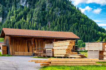 Produktion von Holz in einem Sägewerk zur Beseitigung des Holzmangel auf dem Weltmarkt