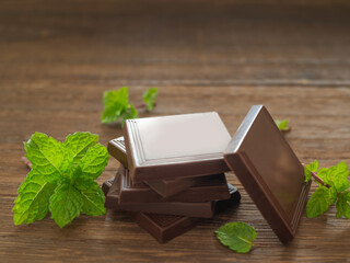 チョコレートとミントの葉 © karinrin