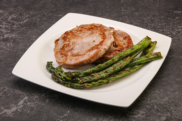 Grilled tuna steak with asparagus