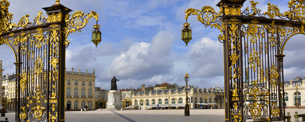 Panoramique sur la place Stanislas et ses grilles à Nancy (54000), département de la...