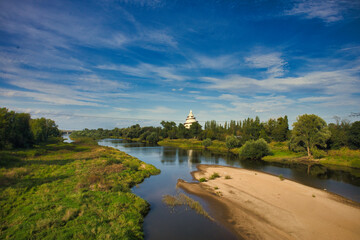 Elbe in Magdeburg mit Blick auf den Jahrtausend Turm, Magdeburg, Sachsen Anhalt, Deutschland