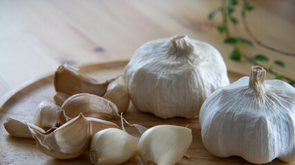 テーブルの上のにんにく。皮を剥いた生にんにく。