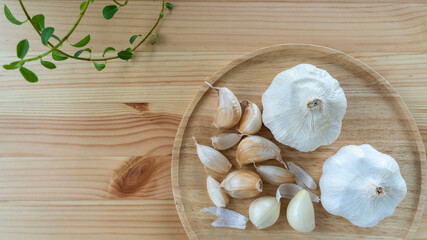 テーブルの上のにんにく。皮を剥いた生にんにく。	