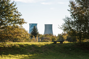 Widok na kominy elektrociepłowni z Łąk Nowohuckich