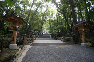 大神神社　参道の橋と灯篭　奈良県桜井市