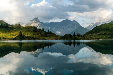 Fototapeta na wymiar Der See spiegelt den traumhaften schweizer Bergspitzen.