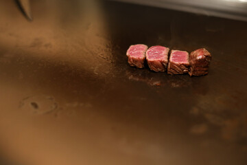 目の前で調理される肉