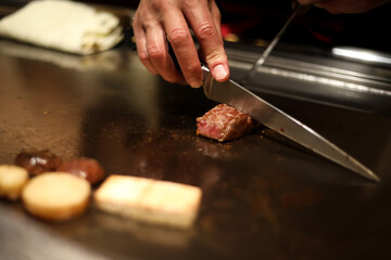 目の前で調理される肉