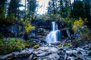 Obraz premium waterfall in the autumn mountain forest