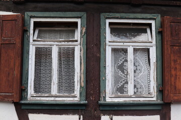 Alte Holzfenster am Fachwerkhaus.