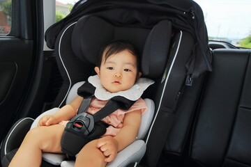 運転中の車のチャイルドシートに乗っている赤ちゃん