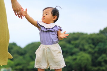 芝生で遊ぶ子供