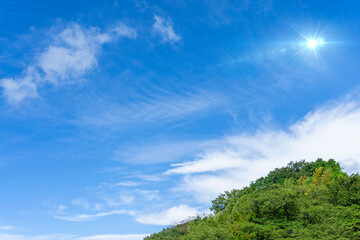 Obraz na płótnie Canvas 太陽の日差しと爽やかな青空と雲の背景素材_c_07