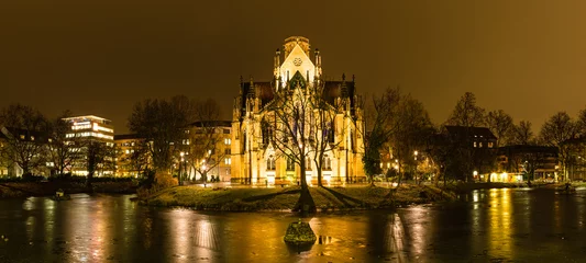 Beleuchtete Johanniskirche in Feuersee, Stuttgart, Deutschland © pespiero