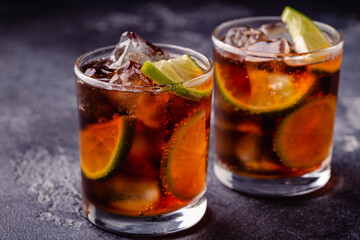 cocktail Cuba Libre with lime and ice