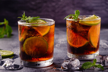 cocktail Cuba Libre with lime and ice