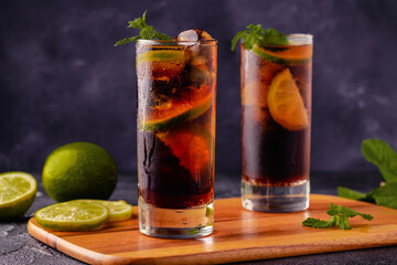 cocktail Cuba Libre with lime and ice