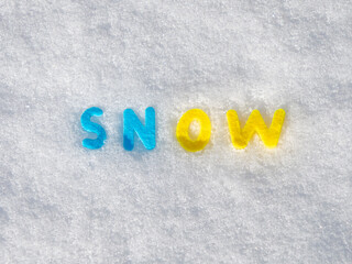 Farbiger Schriftzug Snow auf Schnee
