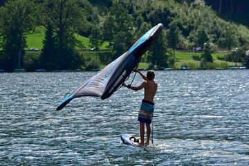Foil-Kitesurfing auf dem großen Alpsee bei Immenstadt im Allgäu