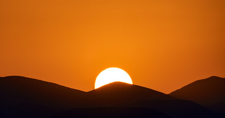 Fototapeta na wymiar Setting sun over the mountain