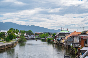 Fototapeta na wymiar Landscape of Chanthaburi river with the building of Chanthaboon Waterfront.Chanthaboon is the ancient waterfront community located on the west side of Chanthaburi River