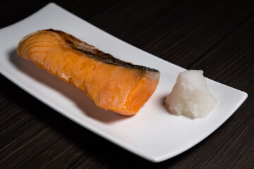 白い皿に盛られた鮭の切り身