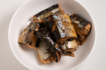 白い皿に盛りつけられたいわしの煮物