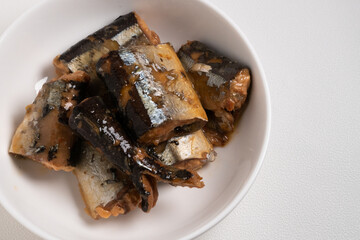 白い皿に盛りつけられたいわしの煮物
