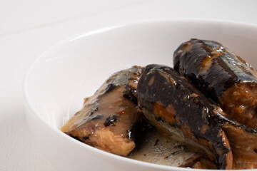 白い皿に盛りつけられたいわしの煮物