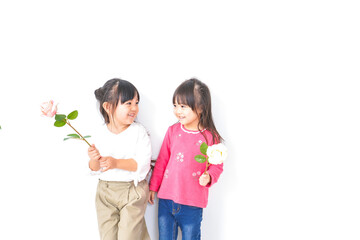 お花を持つ女の子たち