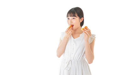 パンを食べる若い女性