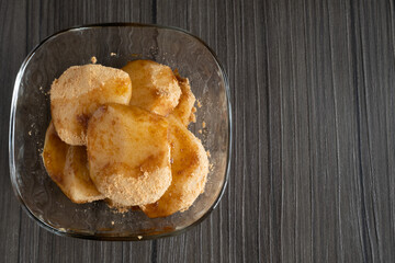 ガラスの器に盛りつけられたきなこもち